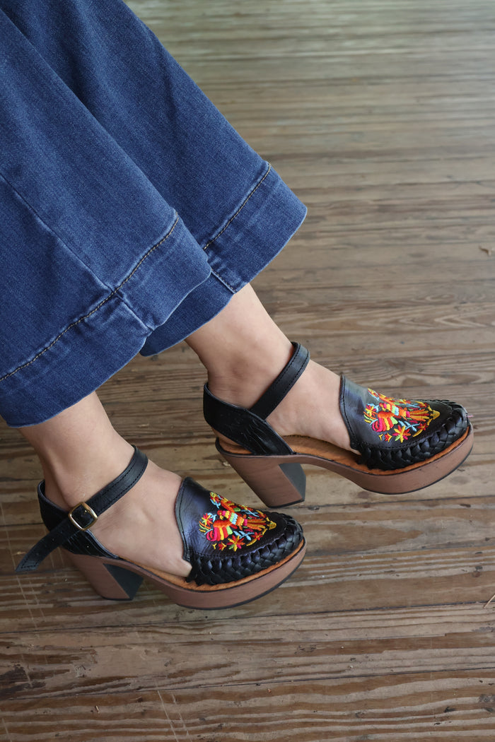 Corazón Otomi Heel Black